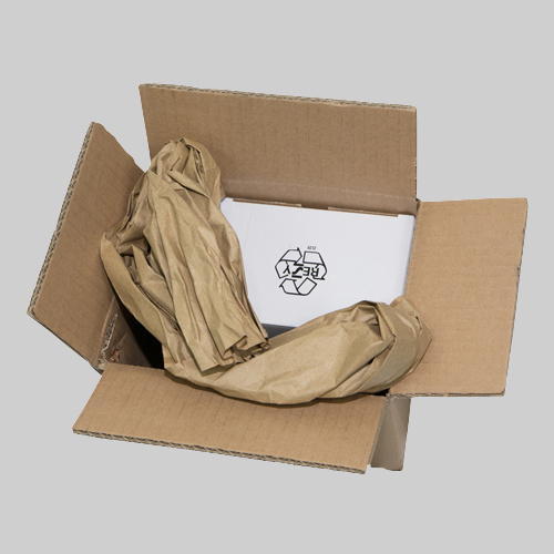 Karton mit Recyclingkarton und Papierfüllung