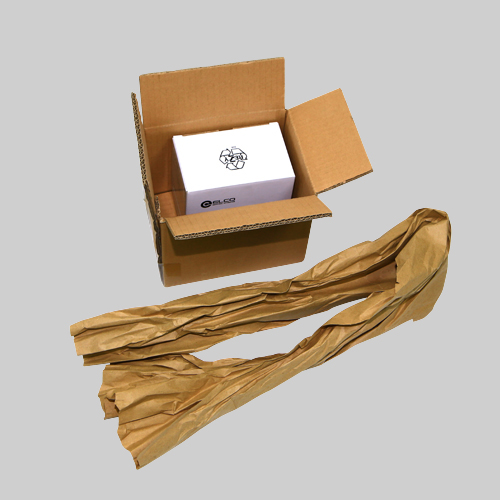 Verpackungseinheit mit ausgelegtem Füllpapier und offenem Karton