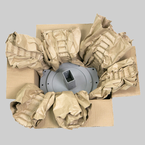 Karton mit umschlossenem Produkt und Papierpolsterung