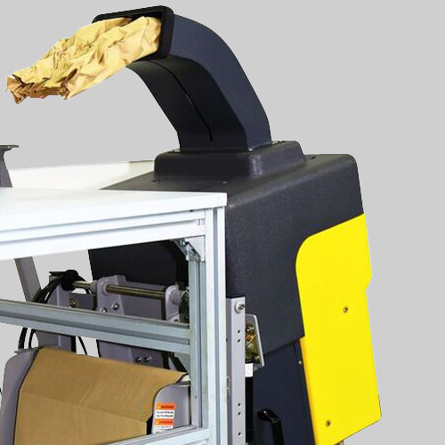 Papierpolstermaschine seitlich am Tisch mit Auswurf