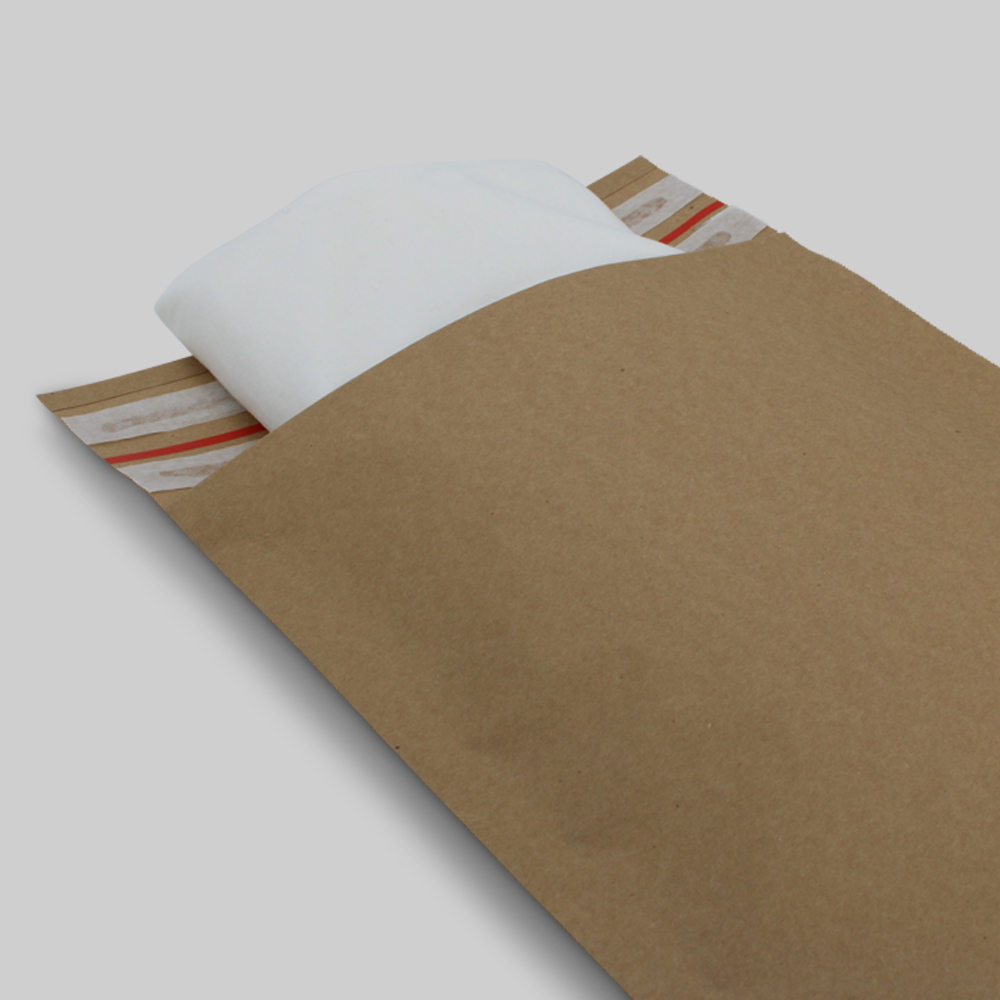 Versandtasche mit eingelegtem weißen Artikel
