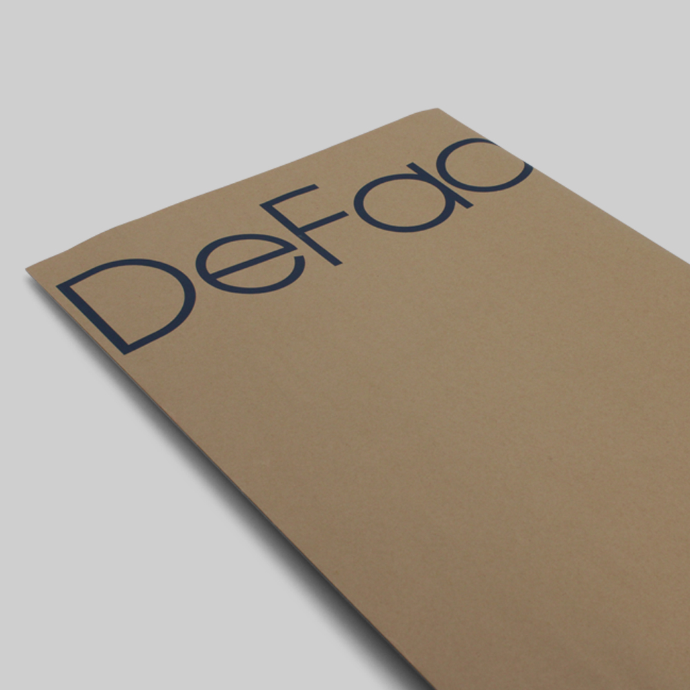 Papierversandtasche mit Defacto-Logo