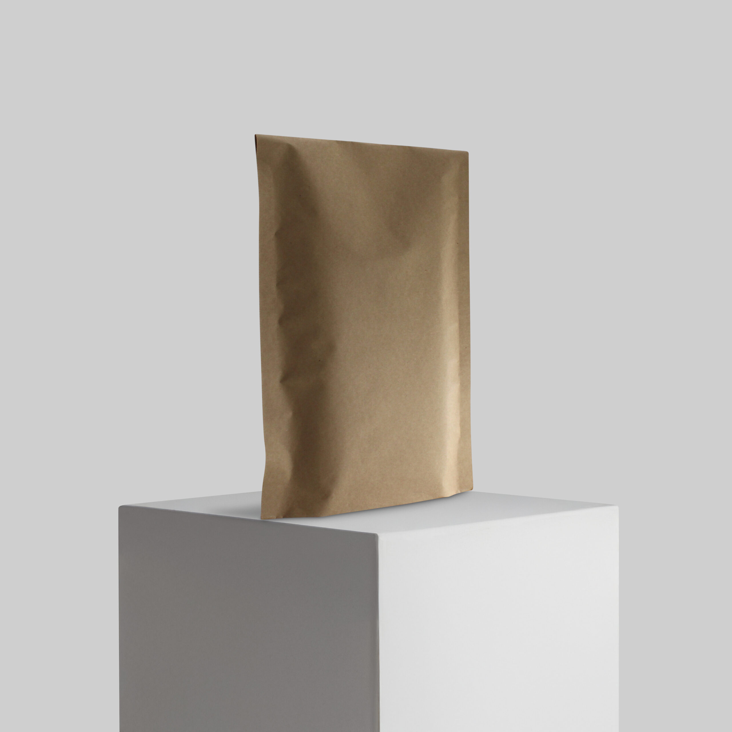 Papierversandtasche stehend mit Bodenfalte auf Podest